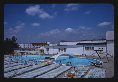 Boscht belt - Pines,_pool,_New_York-John Margolies, Public domain, via Wikimedia Commons