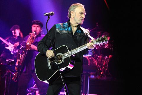 Neil_Diamond_in_concert_2015_web_credit Wikimedia Commons